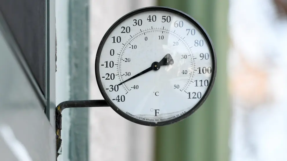 Un termómetro marca 37 bajo cero, este miércoles en Mineápolis.