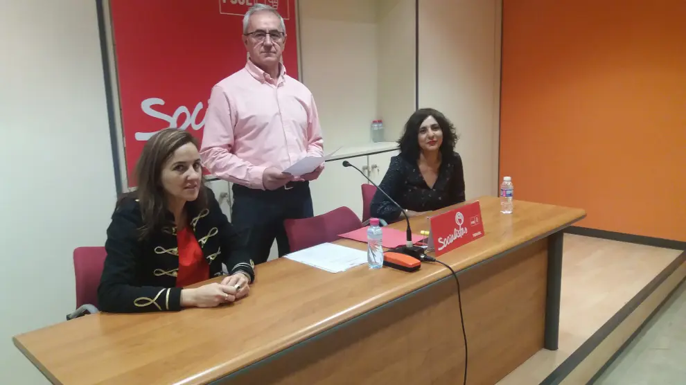 El portavoz socialista en Teruel, Samuel Morón, con las concejales María Jesús Sanjuán y Raquel Valenzuela.