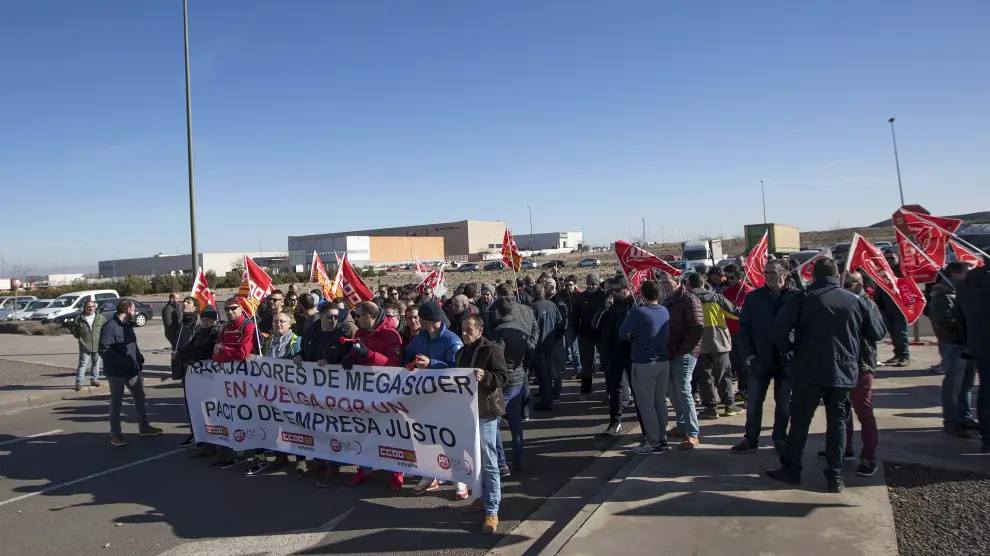 Los trabajadores de Megasider, justo hace un año, cuando empezaron con los paros y protestas a las puertas del centro de trabajo.