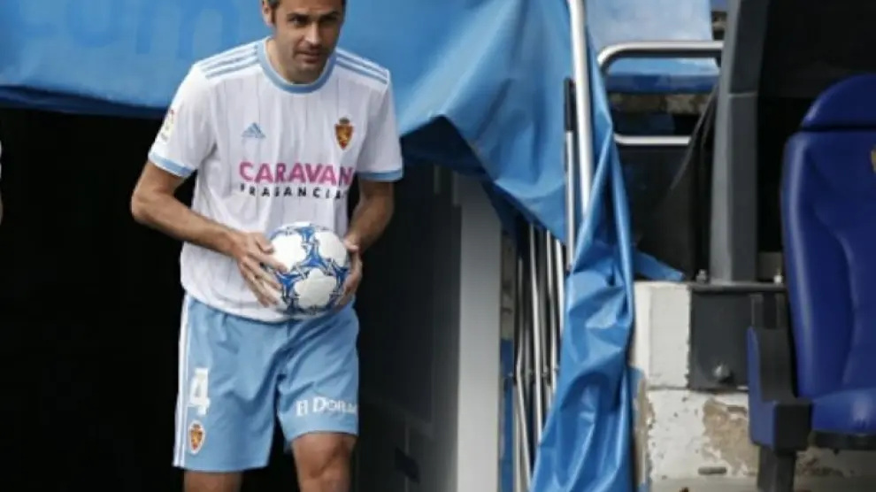 Dorado, a la salida al estadio de La Romareda en la tarde de este jueves, en su presentación conjunta con Linares.