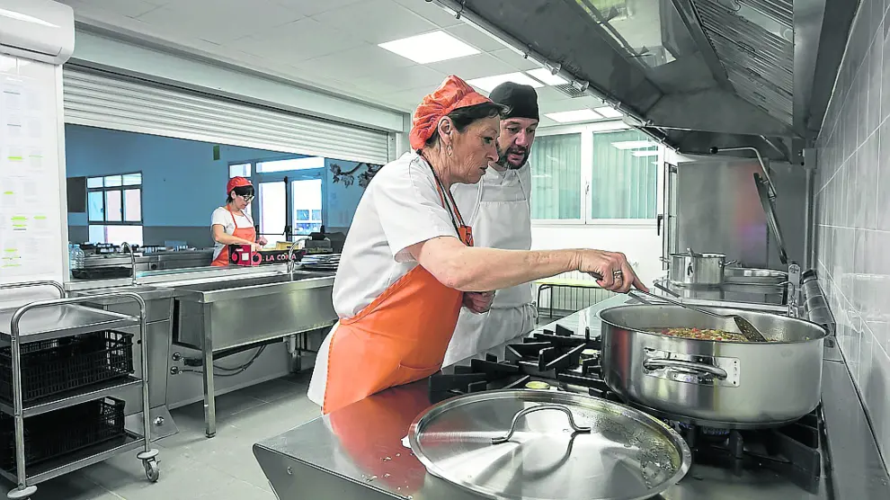 Cocineras del Zaragoza Sur y el cocinero de la empresa Combi, el jueves de la semana pasada en la nuevas instalaciones del centro.