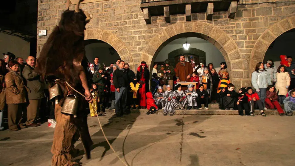 El personaje de Carnaval, atado en la plaza de Torla, para su juicio ante el pueblo.