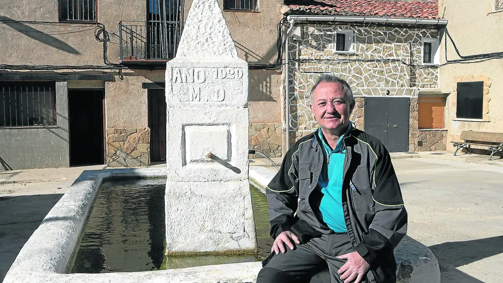 José Luis García, junto a la fuente de la plaza de Toril y Masegoso. Es el nuevo alguacil de esta localidad de la Sierra de Albarracín