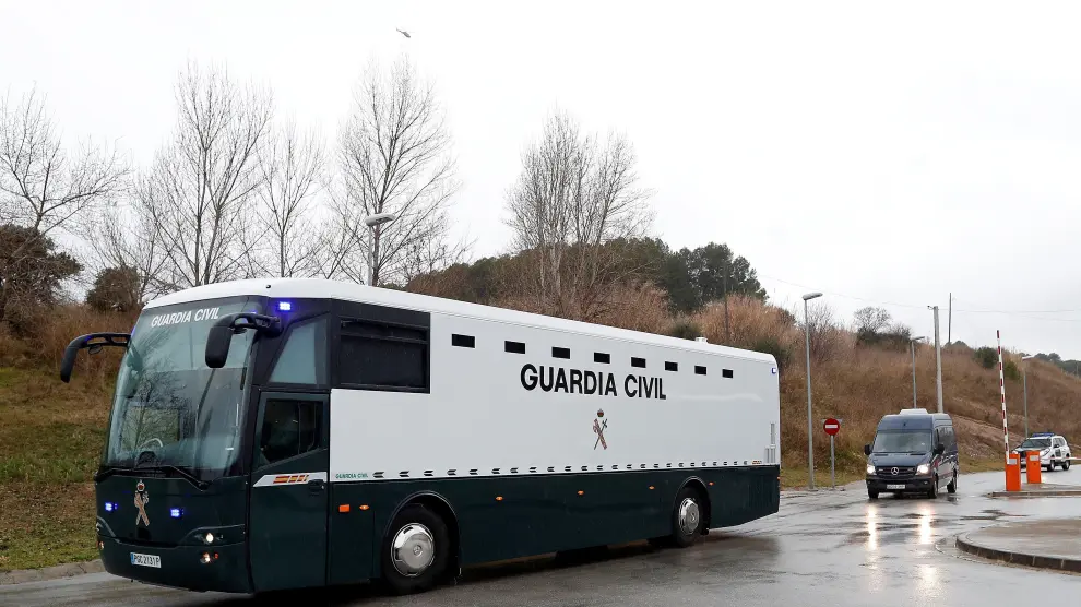 El autobús de la Guardia Civil con los nueve presos independentistas en su traslado a Madrid.