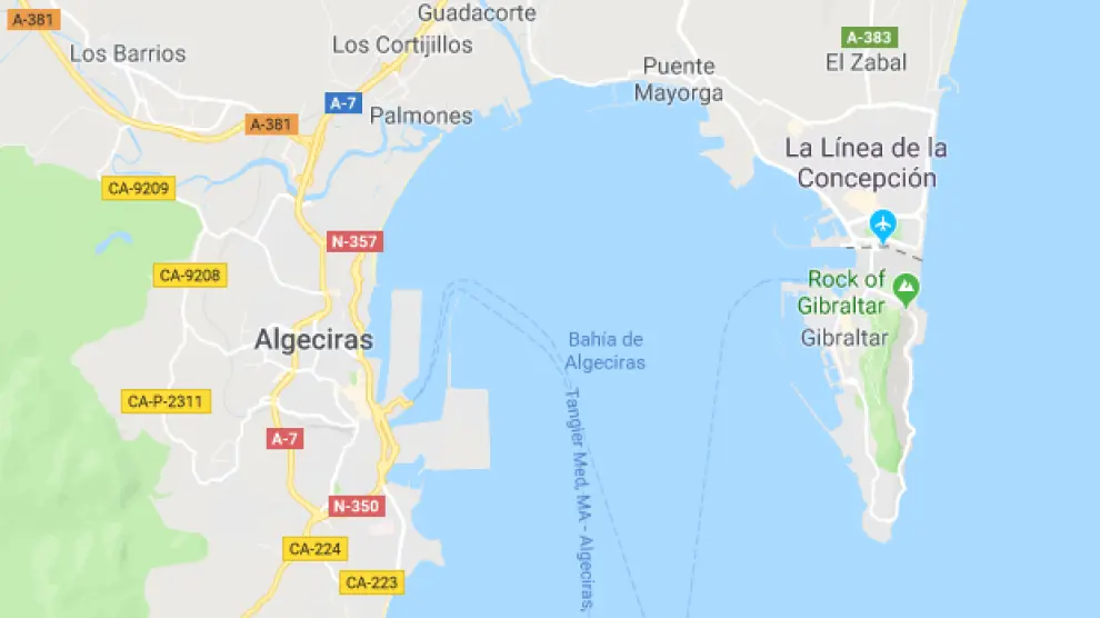 Los tripulantes fueron rescatados por Salvamento Marítimo en la Bahía de Algeciras (Cádiz).