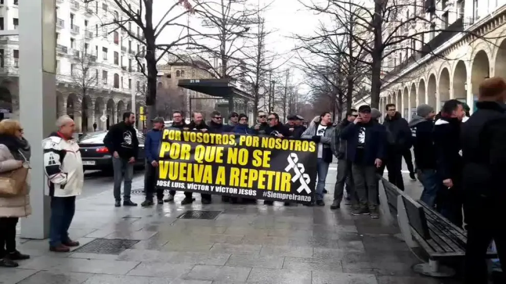 Funcionarios de prisiones y mineros reciben con protestas a Pedro Sánchez