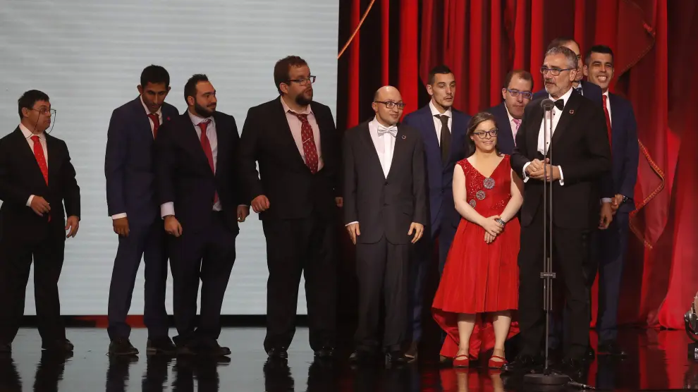 El reparto de 'Campeones', con Javier Fesser, al recibir el premio a la mejor película en la gala de los Goya 2019.