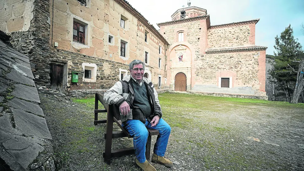 Miguel Maicas, delante de la inmensa ermita de San Mamés