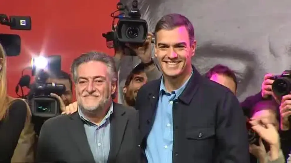 Pedro Sánchez proclama la candidatura de Pepu Hernández a ritmo de 'Feo, fuerte y formal' de Loquillo