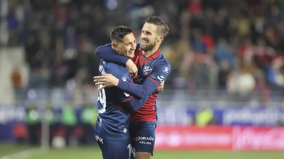 Chimy Ávila y Miramón celebran el gol del argentino ante el Valladolid.