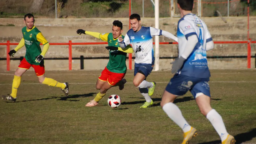 Dos jugadores del San Lorenzo y Borja luchan por un balón en el transcurso del partido.