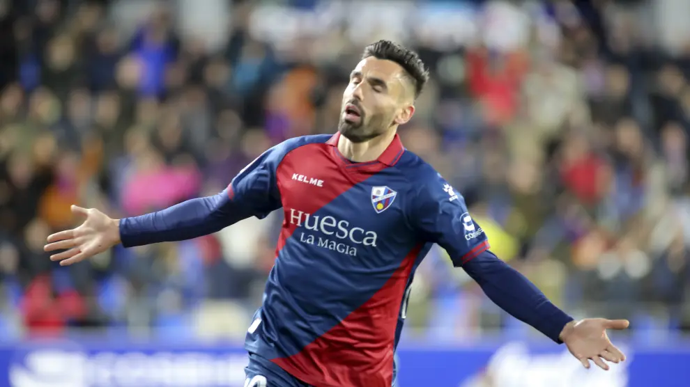 Enric Gallego festeja su primer gol con la SD Huesca.