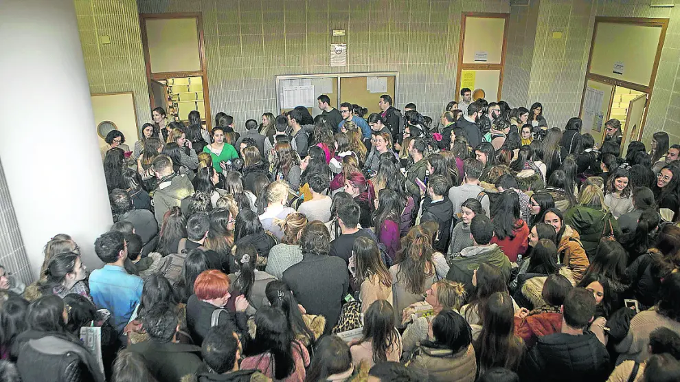 Más de 1.300 sanitarios se presentaron este sábado al examen en la Facultad de Derecho de Zaragoza