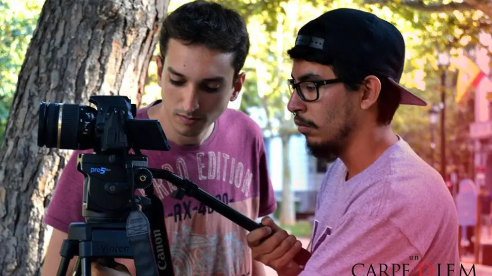 Fernando Javier García y Andrés Fonseca (derecha), en el rodaje de 'Un Carpe Diem diferente'.