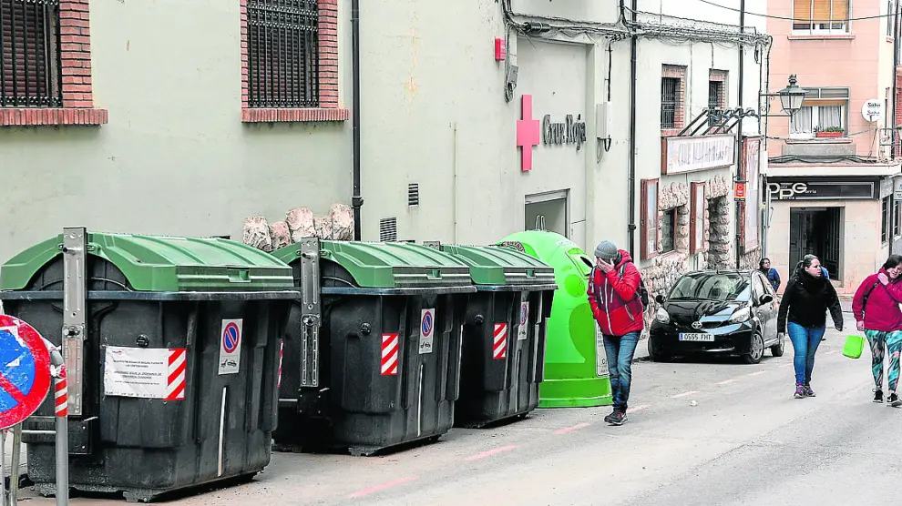 Contenedores de residuos urbanos en la calle San Miguel, en el Centro Histórico.