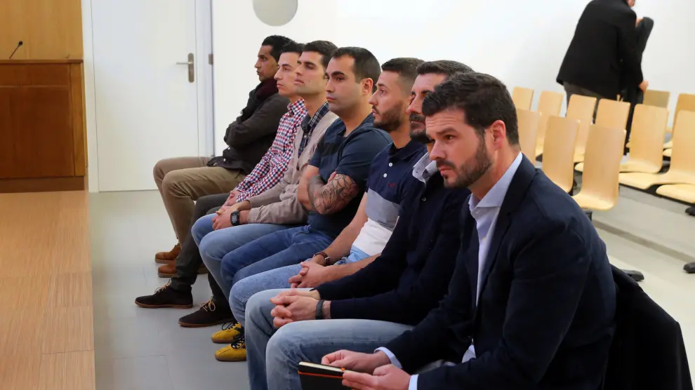 En el banquillo de sientan los seis militares y la presunta víctima (al fondo), también denunciada