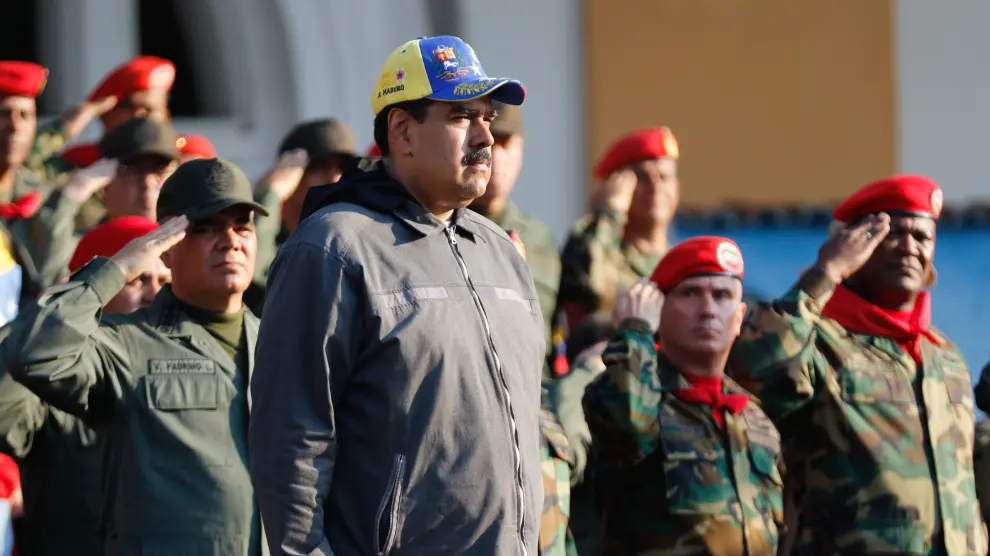 Fotografía cedida por la oficina de Prensa de Miraflores, del gobernante venezolano, Nicolás Maduro (c), durante un acto de Gobierno con militares este lunes en Maracay (Venezuela).