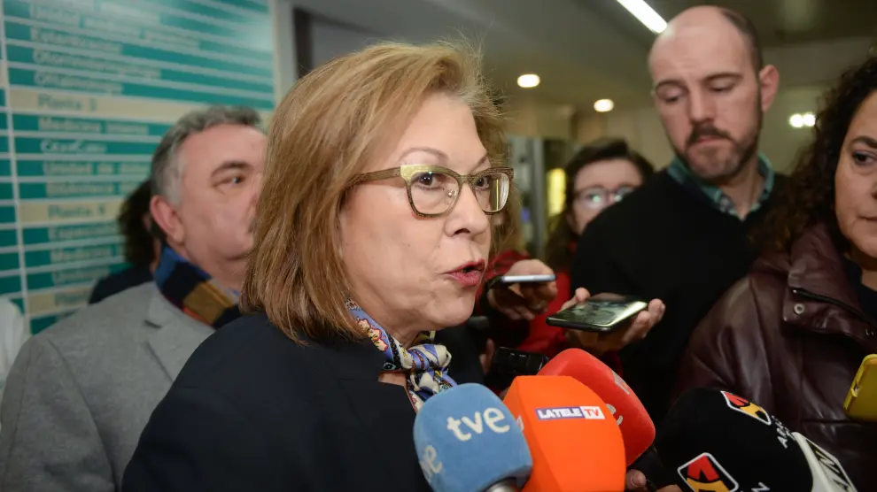 La consejera de Sanidad, Pilar Ventura, atendido a los medios durante su visita al hospital de Teruel.