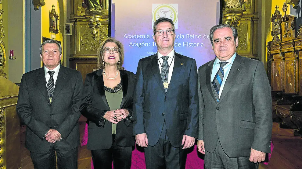 Santiago Andrés, Pilar Ventura, Ramón Jordán y Jesús Aguilar, durante la celebración del décimo aniversario de la Academia de Farmacia.