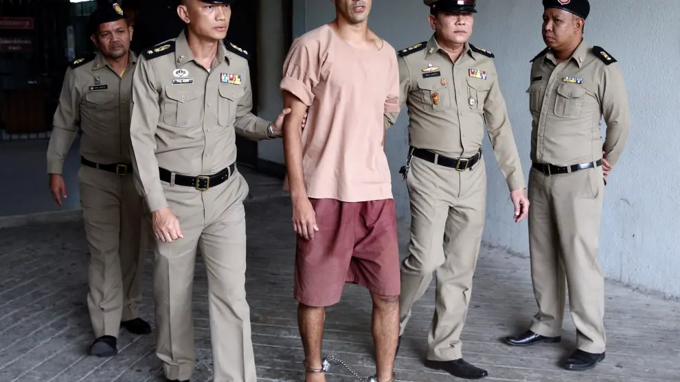 El futbolista bareiní Hakeem al Araibi caminando con unos grilletes en los tobillos a su llegada al juzgado de Bangkok,
