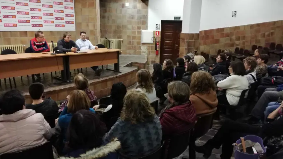Trabajadores y trabajadoras de limpieza en la asamblea convocada por Comisiones Obreras Aragón