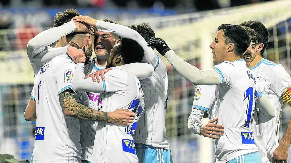 Los jugadores zaragocistas celebran uno de los dos goles frente al Oviedo en La Romareda.