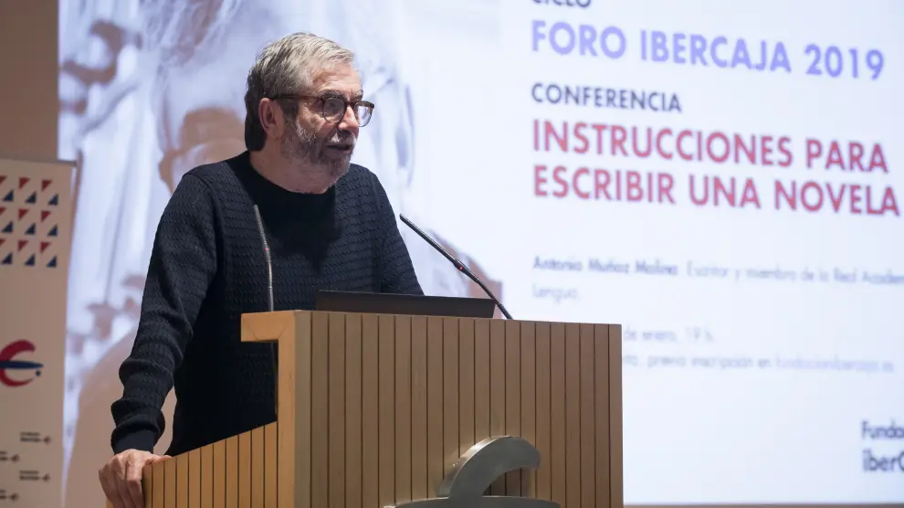Antonio Muñoz Molina durante su conferencia en el Patio de la Infanta de Zaragoza.