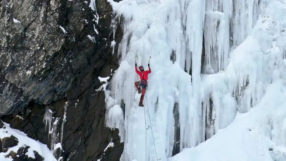 Cascada del americano, escalada en hielo en el valle de Pineta.
