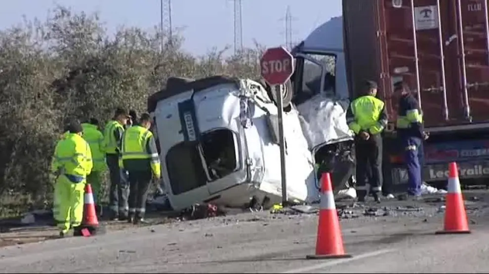 Cinco empleados de una empresa mueren al chocar su furgoneta contra un camión
