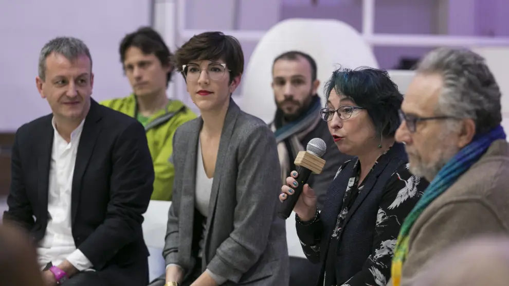 Violeta Barba, segunda por la izquierda, durante la presentación de su candidatura a las primarias de Podemos Zaragoza. En primera fila, le acompañan  Fernando Rivarés, Amparo Bella y Pedro Arrojo.