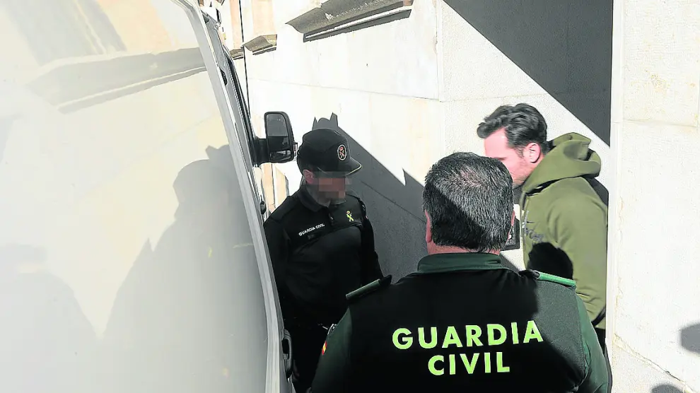 El jugador del Levante detenido, al subir al furgón que le condujo a la prisión provincial tras declarar en el juzgado.