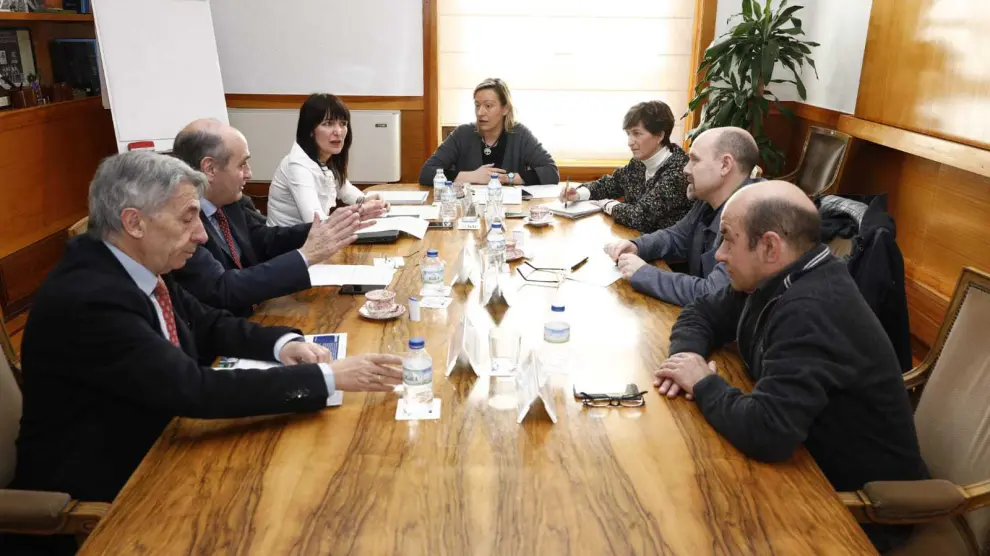 La consejera Marta Gastón, junto a los representantes de los principales agentes sociales aragoneses.