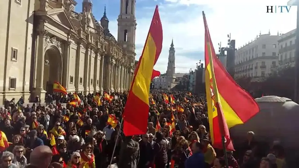 Unas 1.000 personas apoyan desde Zaragoza la concentración del PP, Cs y VOX en Colón