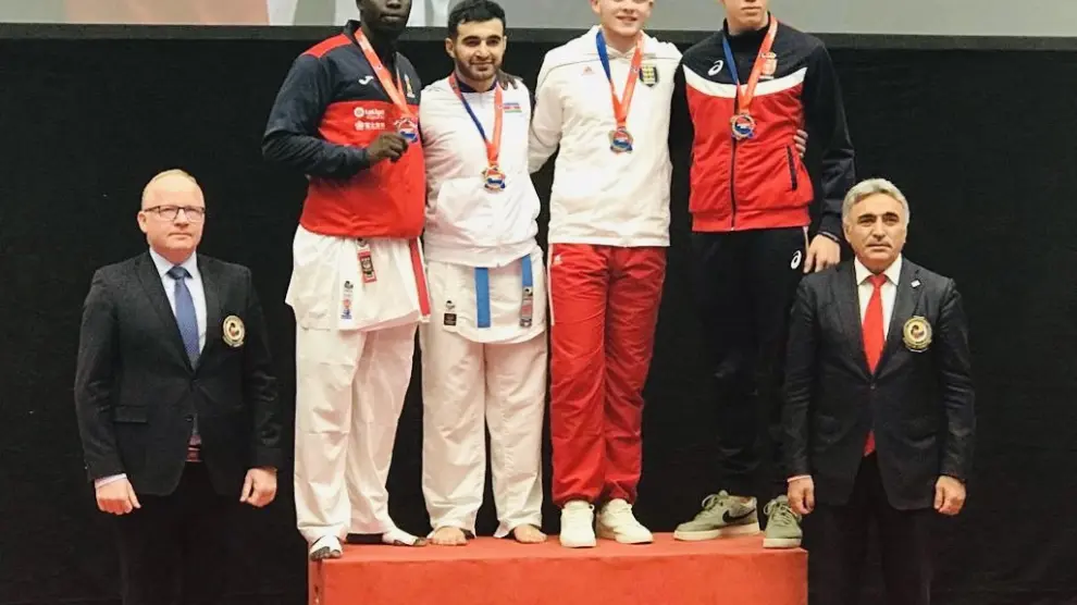 Babacar Seck (izquierda), en el podio de kumite +84 kilos.