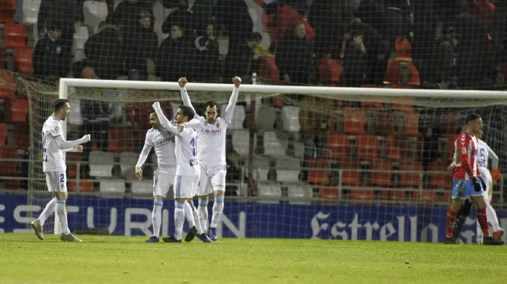 Los jugadores del Real Zaragoza celebran el triunfo de este sábado en Lugo nada más pitar el final del partido el árbitro.