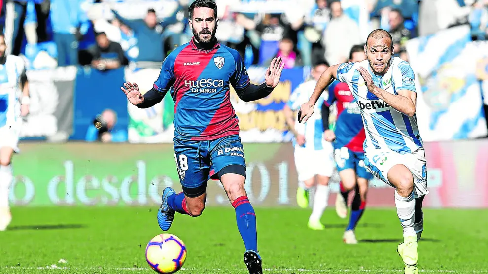 Pablo Insua, aplicado en labores defensivas durante el partido que jugó la Sociedad Deportiva Huesca en Leganés.