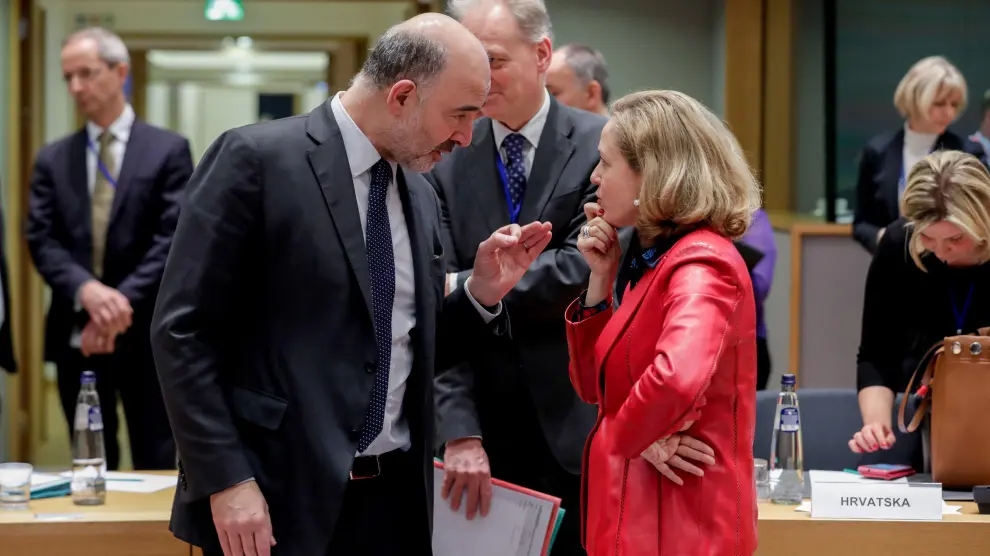 La ministra española de Economía, Nadia Calviño, junto al comisario europeo de Asuntos Económicos, Pierre Moscovici.
