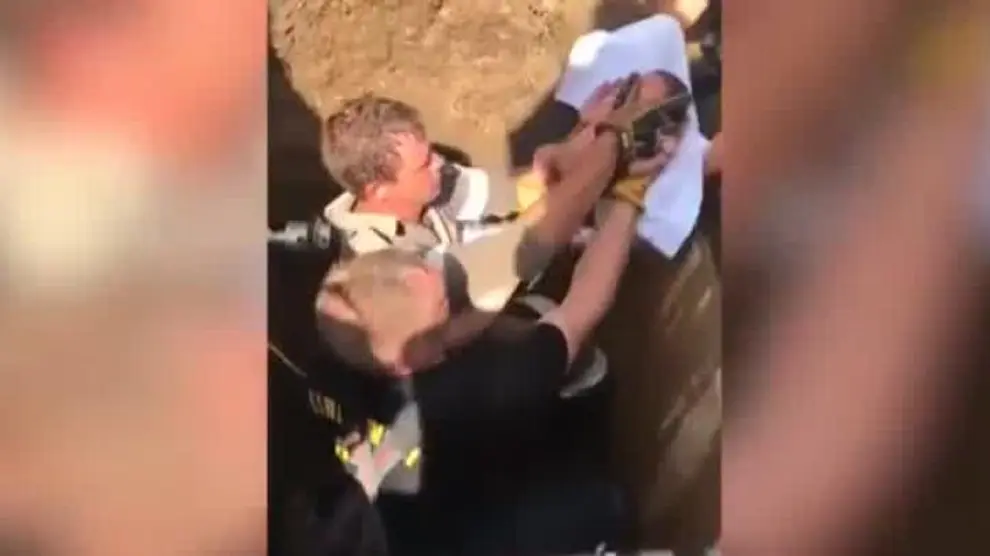 Rescatan de un desagüe a una bebé de tres días arrojada al váter por su madre