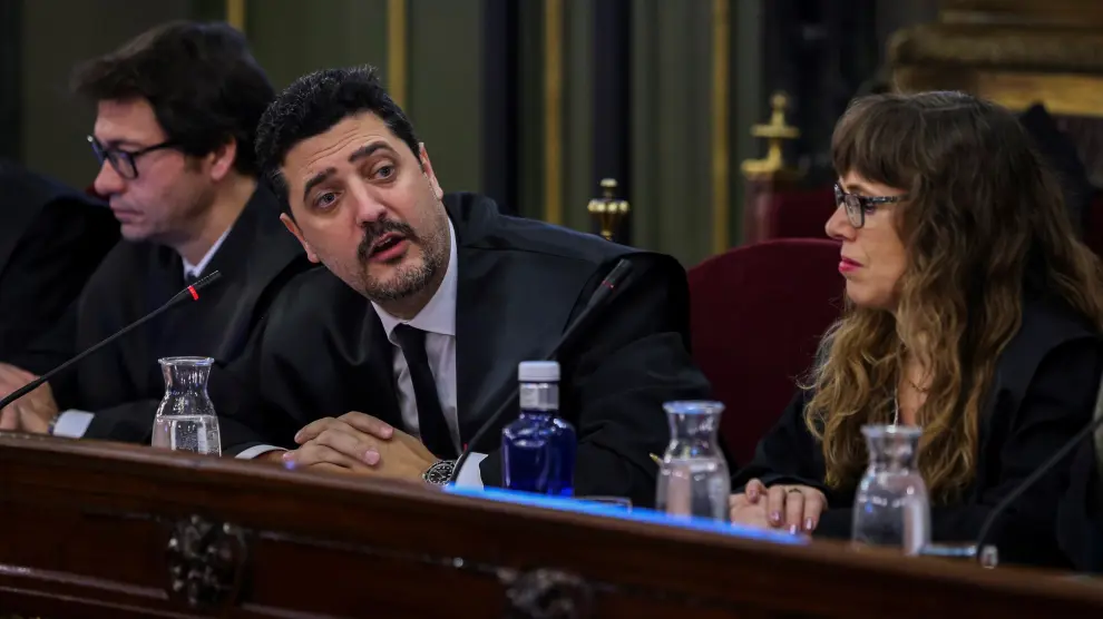 Los abogados Mariano Vergés (c), Jordi Pina (i) y Olga Anderiu (d), en la primera jornada de juicio del procés.