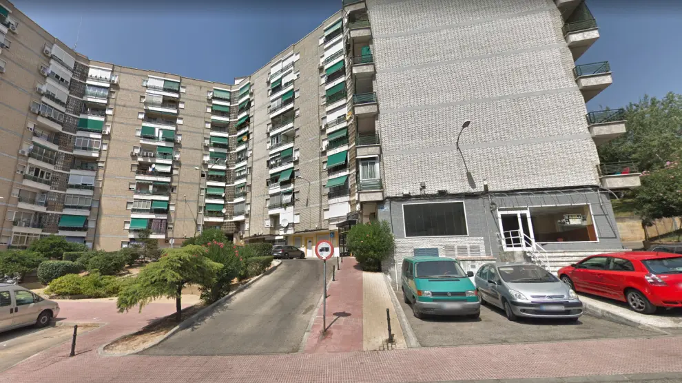 El cuerpo fue hallado en una vivienda situada en el número 3 de la calle de Camino de Santiago de Alcalá de Henares.