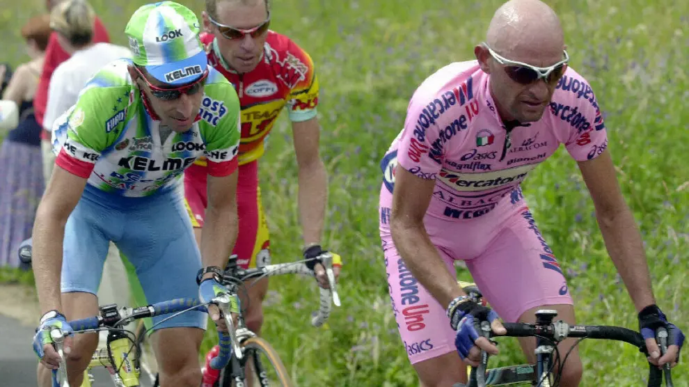 Marco Pantani, con la 'maglia rosa' y Fernando Escartín, a la par en una etapa del Giro de Italia.