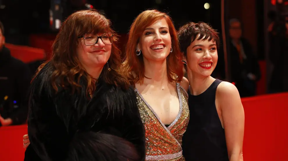 Isabel Coixet, junto a las protagonistas de 'Elisa y Marcela', Greta Fernández y Natalia de Molina.