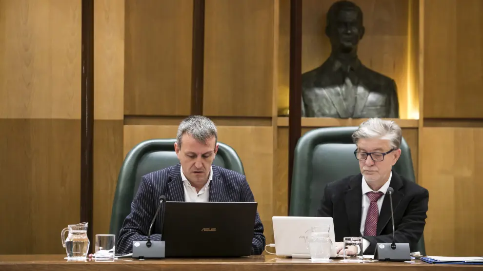 El concejal de Economía, Fernando Rivarés, y el alcalde de Zaragoza, Pedro Santisteve, en el último pleno municipal.