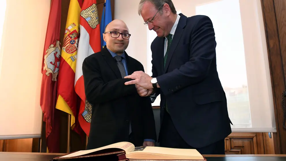 El alcalde de León, Antonio Silván, felicita al actor leonés, Jesús Vidal.