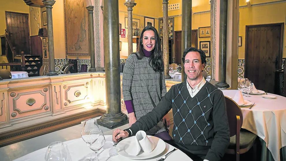 María e Ignacio Montal, propietarios del restaurante, en una de las salas del edificio.