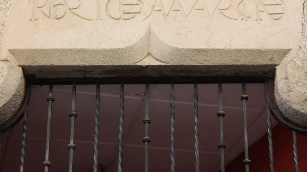 Dintel del palacio de los Mur, en Graus, donde se lee 'Rodrigo quiere a Marica'.