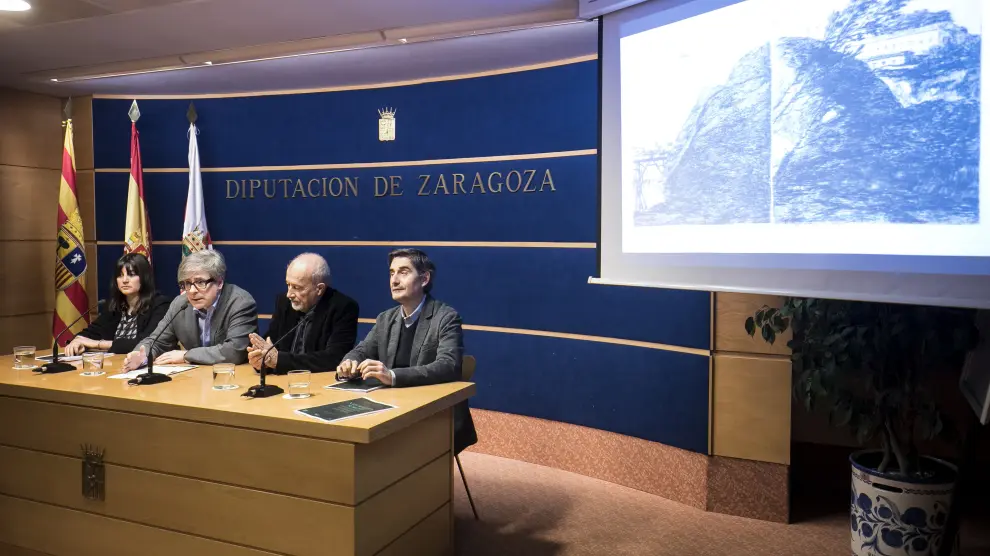 Ruth Abellán, Juan José Borque, Juan Bordes y Ricardo Centellas, presentando el grabado.