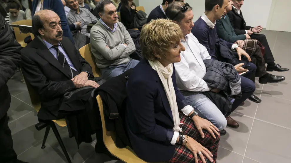 La exalcaldesa, María Victoria Pinilla, junto al resto de acusados durante la repetición del juicio en la Audiencia de Zaragoza.