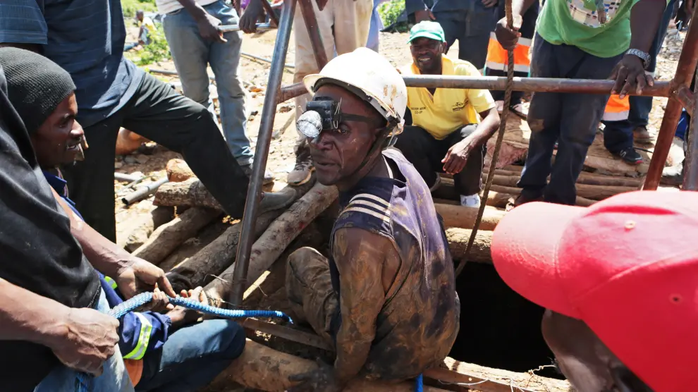 Uno de los ocho mineros rescatados en Zimbabue