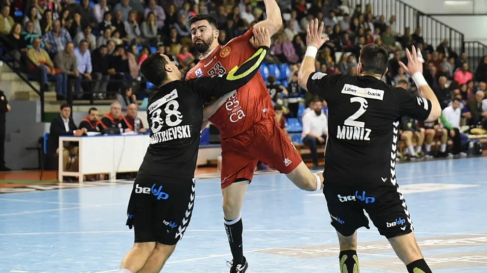Marcelo, del Bada Huesca, se dispone a lanzar ante dos rivales del Sinfín.